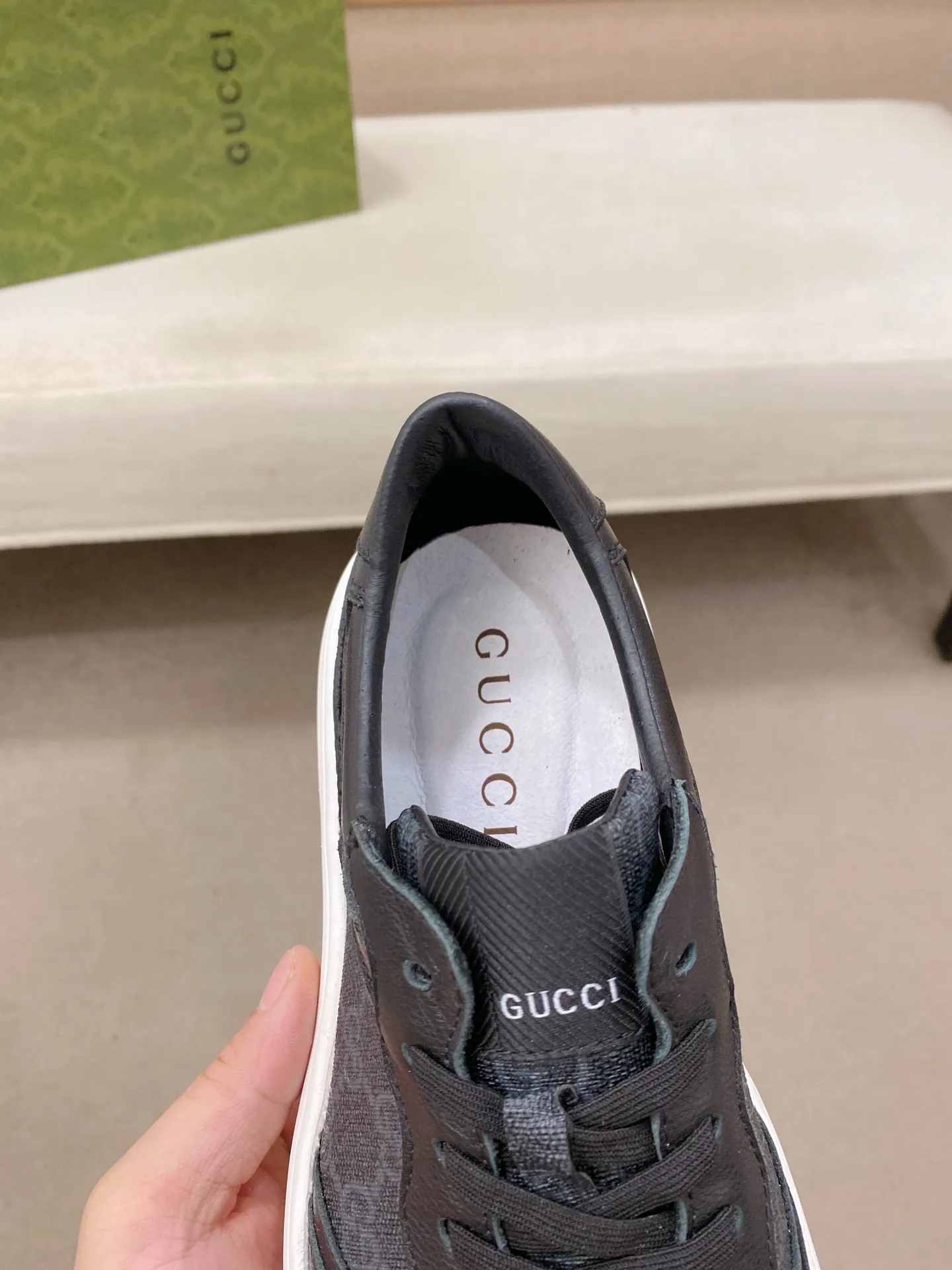Men's shoes 💰 440 💰 High-quality new GUCCI counters are launched simultaneously. The new men's shoes, 😘fabrics are selected from imported cowhide, and the lining is sheepskin lining. 👍🏿 High-end ☄️ air-cushion molded anti-slip rubber outsole, exquisite lines, simple and elegant, comfortable and high-end for leisure travel. Code number: 38 to 44 (45 can be customized and cannot be returned or exchanged)